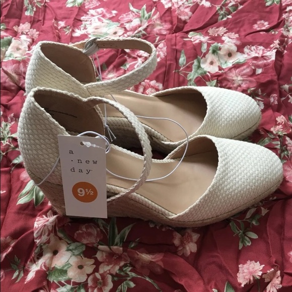 Rounded Toe Espadrille Wedge Pumps - Picture 3 of 4